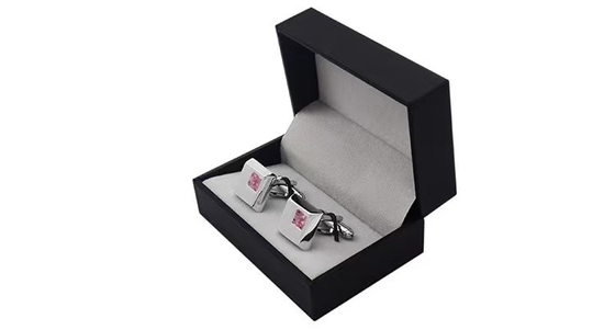 Zwarte Kunstleergiften die Dozencufflink Dozen inpakken die met Elastiek verpakken