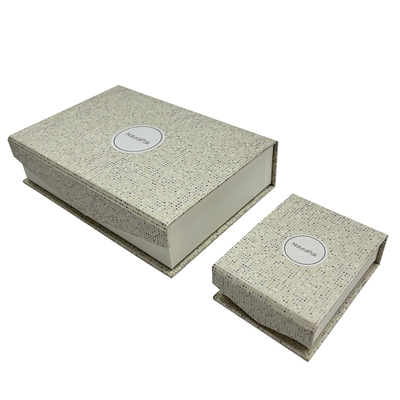 Magnetische Matt Lamination Folding Paper Gift-Doos met Glanzend Zwart UVdeklaagembleem