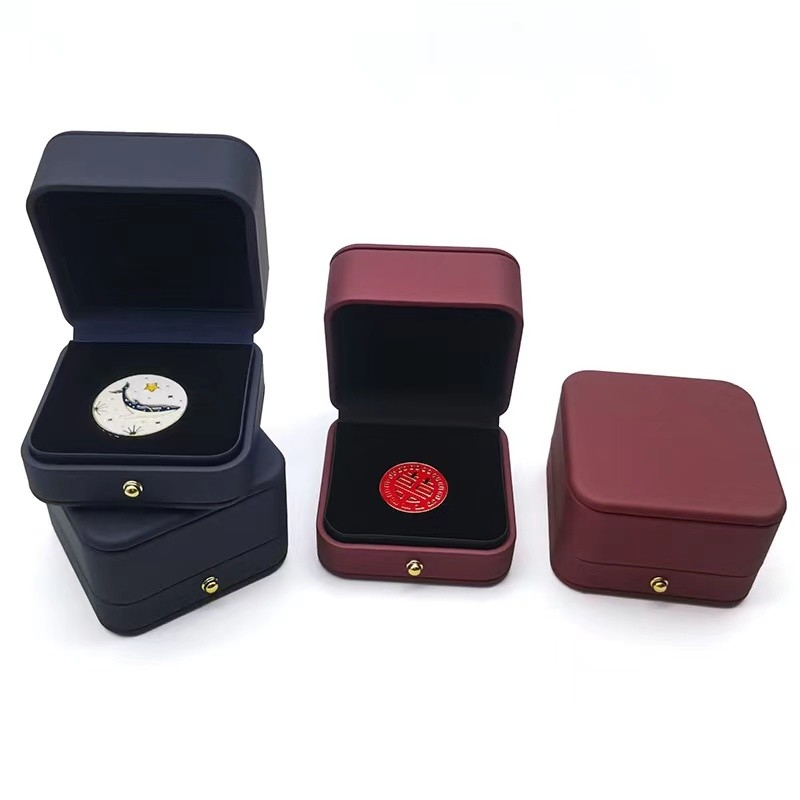 De HerdenkingsMuntautomaten van marinebourgondië om Hoekmedaille die Doos houden